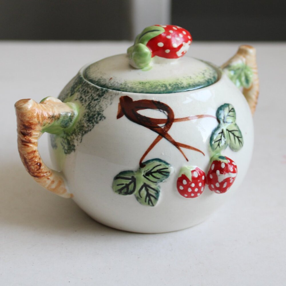 Enesco Vintage 1950s Ceramic Strawberry Sugar Bowl - Picture 2 of 6